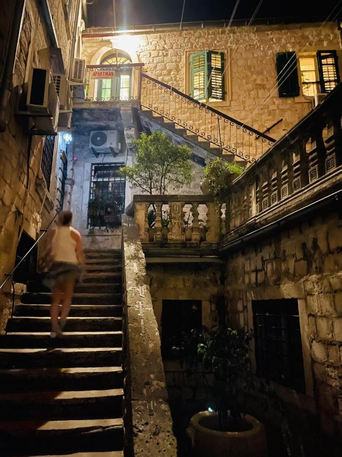 Cozy 2 Bedroom Apartment In Antique Bizanti Palace Kotor Exterior photo